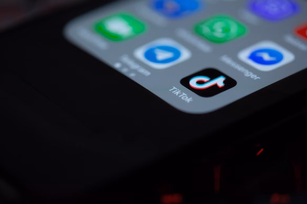 คุณแม่วัย 58 ท้าทายอคติวัย ด้วยแฟชั่นจัดจ้านบน TikTok