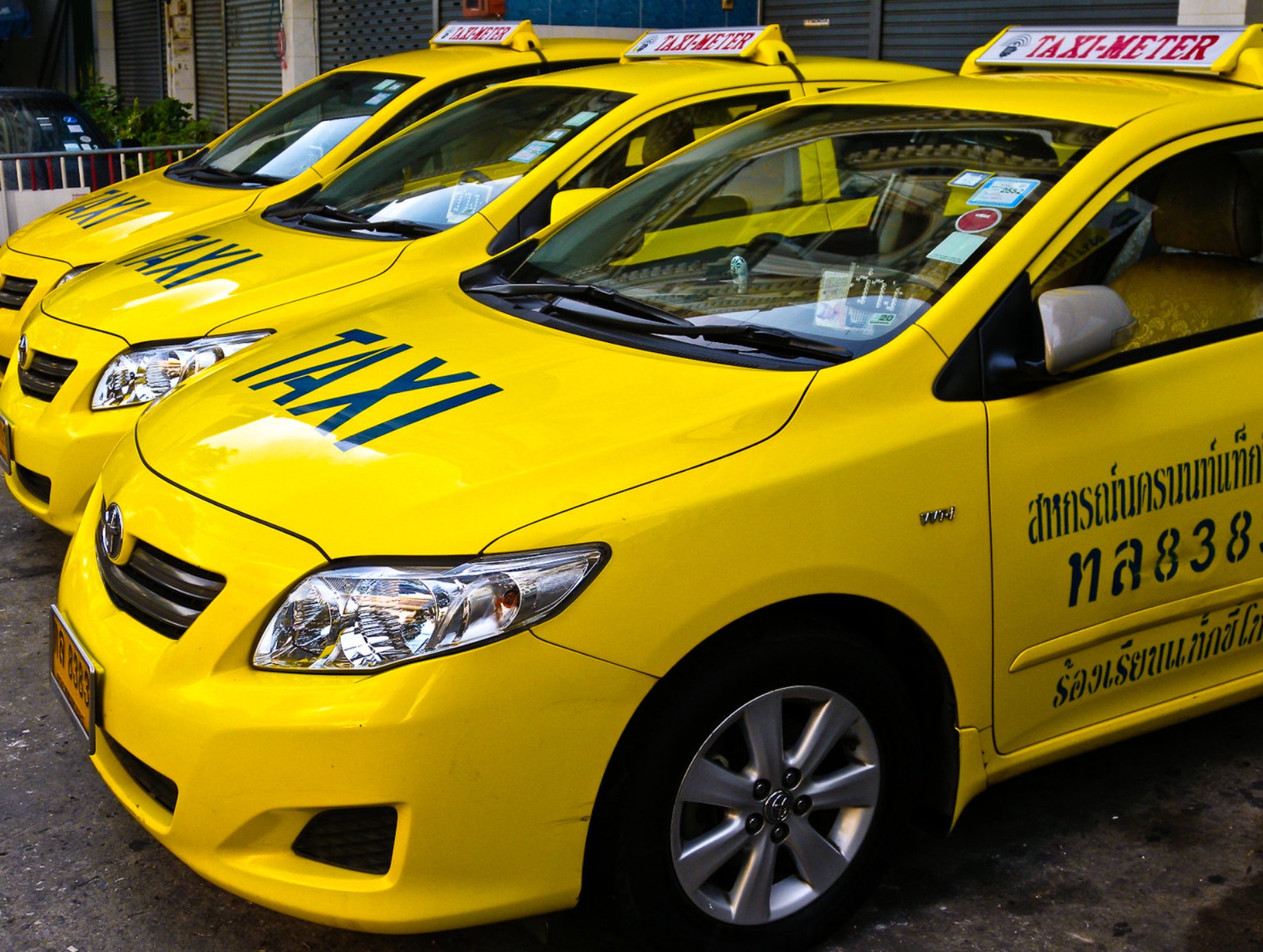 Singaporean man seriously hurt after leaving airport taxi and falling from Bangkok expressway