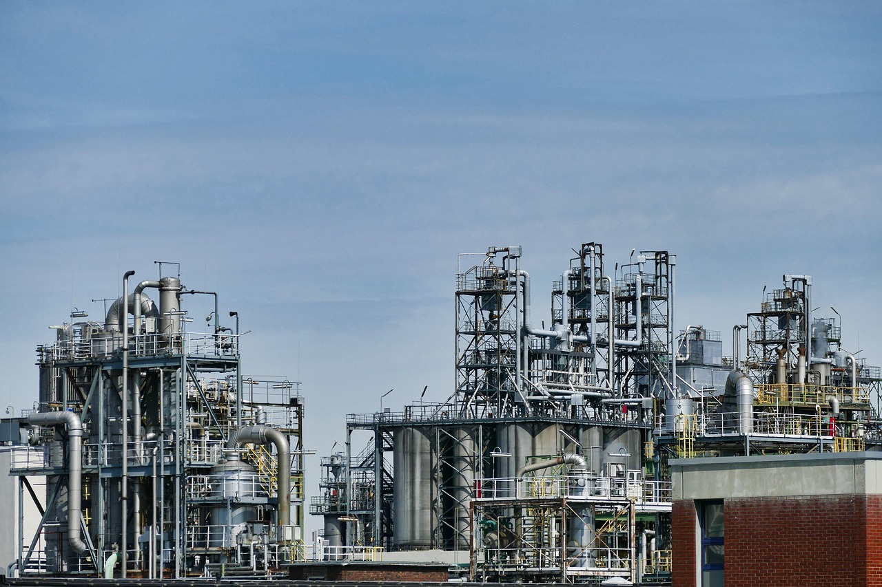 Ukraine strikes Russian refinery after Moscow breaks Trump's energy ceasefire, WSJ says